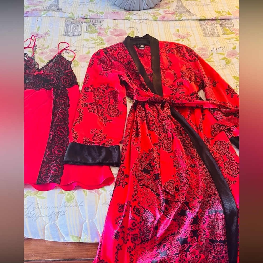 Robe And Chemise Size Small/Medium